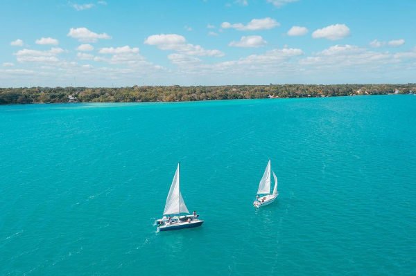 Faire de la voile à Bacalar