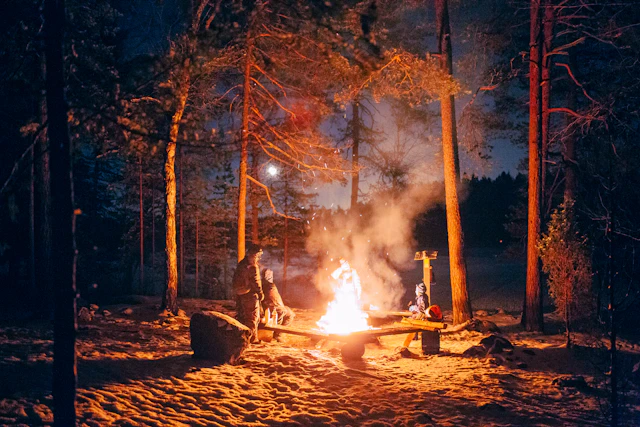 Naturspaziergang und Pause am Kamin
