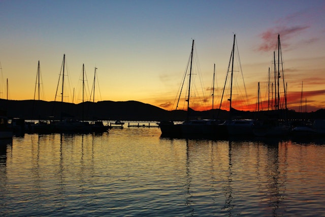 Bootsfahrt bei Sonnenuntergang