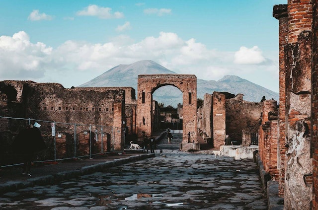 Pompeii & Vesuvius with lunch & wine