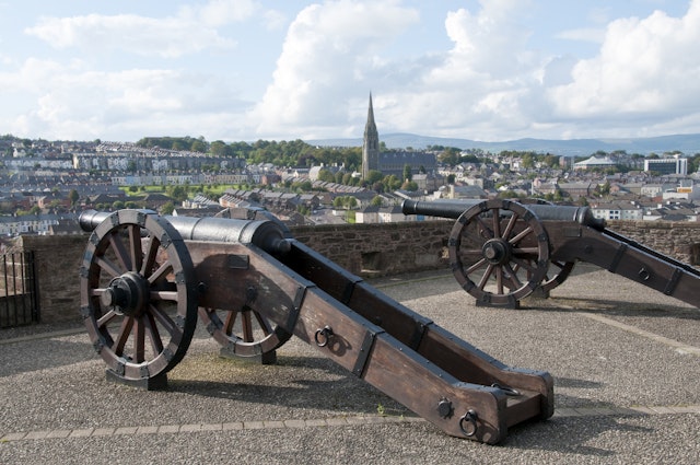 Walking tour of Derry's city walls