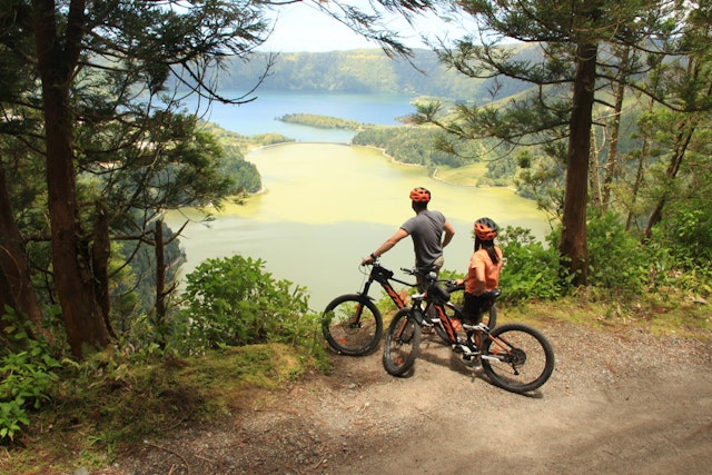 E-Bike entlang des Sees Sete Cidades