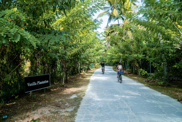 La Digue en bateau et à vélo