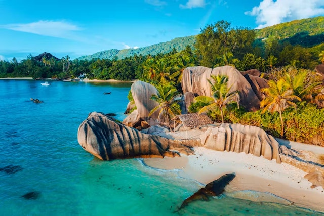 La Digue en bateau et à vélo