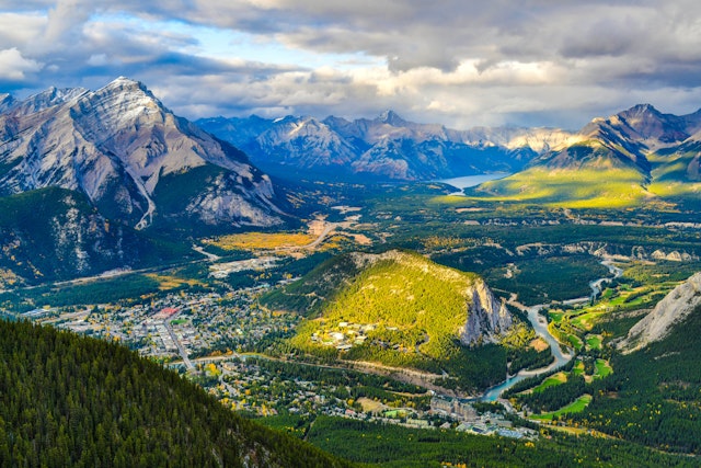 Sources chaudes, lacs et montagnes majestueuses