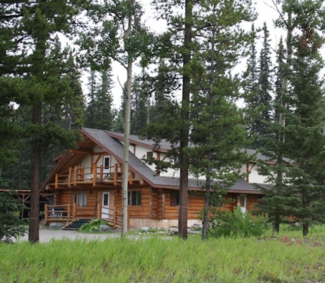 Arctic Divide Lodge