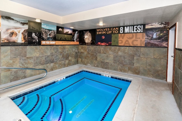 Gray Wolf Inn & Suites