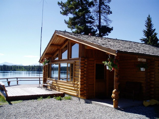 STEWART'S LODGE - LOG COTTAGE ACCOMMODATION