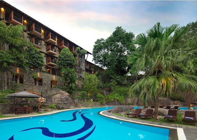 Earl's Regency Hotel