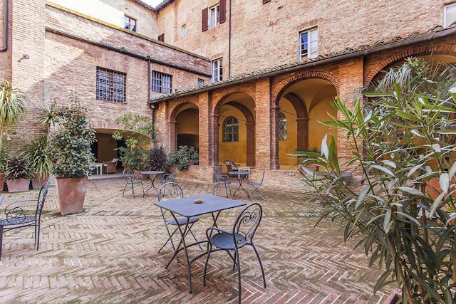 Il Chiostro del Carmine