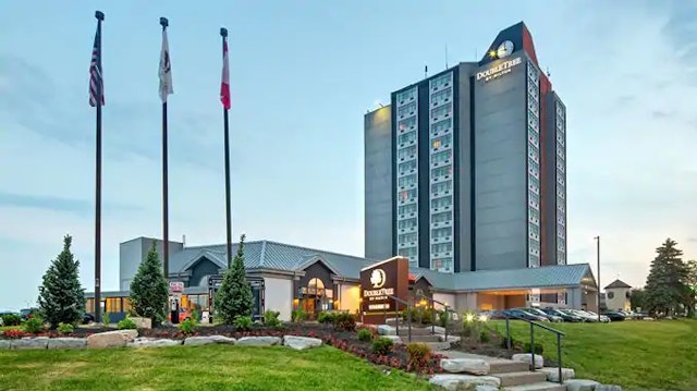 DoubleTree by Hilton Toronto Airport