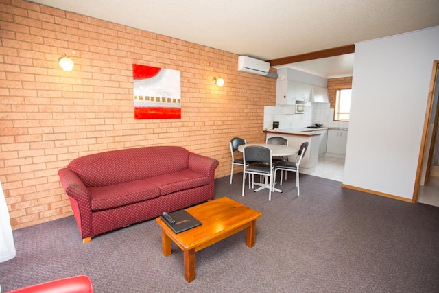 Blue Whale Motor Inn & Apartments