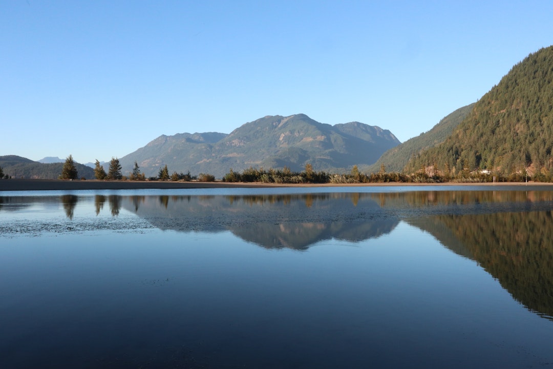 Sources chaudes, lacs et montagnes majestueuses